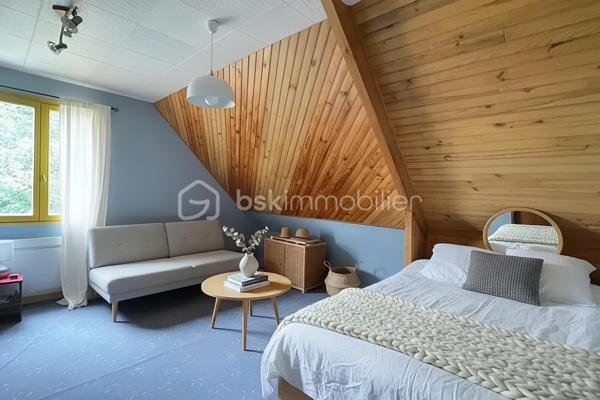 Située dans un cadre paisible et verdoyant, cette magnifique maison sur sous-sol complet offre des volumes généreux et des prestations de
qualité, idéales pour accueillir une grande famille.
Dès l'entrée, le ton est donné : l'espace s'ouvre sur une cuisine moderne, entièrement aménagée et équipée, pensée pour la convivialité.
Dans le prolongement, vous découvrirez un vaste salon-séjour baigné de lumière, où trône une cheminée à foyer fermé avec récupérateur de
chaleur, promesse de chaleureuses soirées d'hiver. Depuis cette pièce de vie, vous accédez directement à la terrasse, parfaite pour prolonger
vos journées en extérieur. Le rez-de-chaussée se complète d'un bureau fonctionnel, de deux belles chambres (dont une disposant de son
propre dressing), ainsi que d'une salle de bain tout confort avec douche à l'italienne et baignoire.
À l'étage, l'espace nuit se déploie pour offrir à chacun son intimité. Un coin détente et lecture accueille les moments calmes, desservant trois
chambres lumineuses et une salle d'eau indépendante.
Le sous-sol complet est un véritable atout pour les bricoleurs et le stockage. Accessible par une porte de garage motorisée, il abrite un grand
atelier, une buanderie, une arrière-cuisine ainsi qu'une cave.
Côté extérieur, vous profiterez d'un superbe terrain entièrement clos et arboré, véritable écrin de verdure à l'abri des regards. Techniquement
irréprochable, la maison bénéficie d'une bonne classe énergétique (D) grâce à des menuiseries en double vitrage récentes, et la toiture est
garantie sans aucune présence d'amiante.
Une opportunité rare sur le secteur, où il ne reste plus qu'à poser vos valises. À visiter sans tarder !