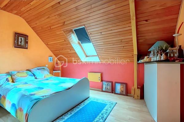 Située dans un cadre paisible et verdoyant, cette magnifique maison sur sous-sol complet offre des volumes généreux et des prestations de
qualité, idéales pour accueillir une grande famille.
Dès l'entrée, le ton est donné : l'espace s'ouvre sur une cuisine moderne, entièrement aménagée et équipée, pensée pour la convivialité.
Dans le prolongement, vous découvrirez un vaste salon-séjour baigné de lumière, où trône une cheminée à foyer fermé avec récupérateur de
chaleur, promesse de chaleureuses soirées d'hiver. Depuis cette pièce de vie, vous accédez directement à la terrasse, parfaite pour prolonger
vos journées en extérieur. Le rez-de-chaussée se complète d'un bureau fonctionnel, de deux belles chambres (dont une disposant de son
propre dressing), ainsi que d'une salle de bain tout confort avec douche à l'italienne et baignoire.
À l'étage, l'espace nuit se déploie pour offrir à chacun son intimité. Un coin détente et lecture accueille les moments calmes, desservant trois
chambres lumineuses et une salle d'eau indépendante.
Le sous-sol complet est un véritable atout pour les bricoleurs et le stockage. Accessible par une porte de garage motorisée, il abrite un grand
atelier, une buanderie, une arrière-cuisine ainsi qu'une cave.
Côté extérieur, vous profiterez d'un superbe terrain entièrement clos et arboré, véritable écrin de verdure à l'abri des regards. Techniquement
irréprochable, la maison bénéficie d'une bonne classe énergétique (D) grâce à des menuiseries en double vitrage récentes, et la toiture est
garantie sans aucune présence d'amiante.
Une opportunité rare sur le secteur, où il ne reste plus qu'à poser vos valises. À visiter sans tarder !