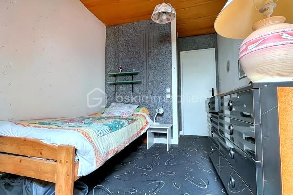 Située dans un cadre paisible et verdoyant, cette magnifique maison sur sous-sol complet offre des volumes généreux et des prestations de
qualité, idéales pour accueillir une grande famille.
Dès l'entrée, le ton est donné : l'espace s'ouvre sur une cuisine moderne, entièrement aménagée et équipée, pensée pour la convivialité.
Dans le prolongement, vous découvrirez un vaste salon-séjour baigné de lumière, où trône une cheminée à foyer fermé avec récupérateur de
chaleur, promesse de chaleureuses soirées d'hiver. Depuis cette pièce de vie, vous accédez directement à la terrasse, parfaite pour prolonger
vos journées en extérieur. Le rez-de-chaussée se complète d'un bureau fonctionnel, de deux belles chambres (dont une disposant de son
propre dressing), ainsi que d'une salle de bain tout confort avec douche à l'italienne et baignoire.
À l'étage, l'espace nuit se déploie pour offrir à chacun son intimité. Un coin détente et lecture accueille les moments calmes, desservant trois
chambres lumineuses et une salle d'eau indépendante.
Le sous-sol complet est un véritable atout pour les bricoleurs et le stockage. Accessible par une porte de garage motorisée, il abrite un grand
atelier, une buanderie, une arrière-cuisine ainsi qu'une cave.
Côté extérieur, vous profiterez d'un superbe terrain entièrement clos et arboré, véritable écrin de verdure à l'abri des regards. Techniquement
irréprochable, la maison bénéficie d'une bonne classe énergétique (D) grâce à des menuiseries en double vitrage récentes, et la toiture est
garantie sans aucune présence d'amiante.
Une opportunité rare sur le secteur, où il ne reste plus qu'à poser vos valises. À visiter sans tarder !