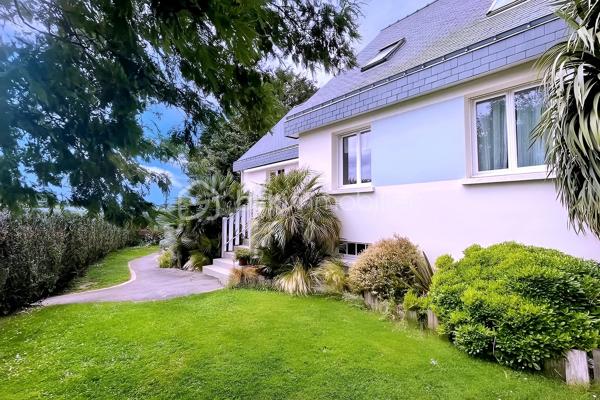Située dans un cadre paisible et verdoyant, cette magnifique maison sur sous-sol complet offre des volumes généreux et des prestations de
qualité, idéales pour accueillir une grande famille.
Dès l'entrée, le ton est donné : l'espace s'ouvre sur une cuisine moderne, entièrement aménagée et équipée, pensée pour la convivialité.
Dans le prolongement, vous découvrirez un vaste salon-séjour baigné de lumière, où trône une cheminée à foyer fermé avec récupérateur de
chaleur, promesse de chaleureuses soirées d'hiver. Depuis cette pièce de vie, vous accédez directement à la terrasse, parfaite pour prolonger
vos journées en extérieur. Le rez-de-chaussée se complète d'un bureau fonctionnel, de deux belles chambres (dont une disposant de son
propre dressing), ainsi que d'une salle de bain tout confort avec douche à l'italienne et baignoire.
À l'étage, l'espace nuit se déploie pour offrir à chacun son intimité. Un coin détente et lecture accueille les moments calmes, desservant trois
chambres lumineuses et une salle d'eau indépendante.
Le sous-sol complet est un véritable atout pour les bricoleurs et le stockage. Accessible par une porte de garage motorisée, il abrite un grand
atelier, une buanderie, une arrière-cuisine ainsi qu'une cave.
Côté extérieur, vous profiterez d'un superbe terrain entièrement clos et arboré, véritable écrin de verdure à l'abri des regards. Techniquement
irréprochable, la maison bénéficie d'une bonne classe énergétique (D) grâce à des menuiseries en double vitrage récentes, et la toiture est
garantie sans aucune présence d'amiante.
Une opportunité rare sur le secteur, où il ne reste plus qu'à poser vos valises. À visiter sans tarder !