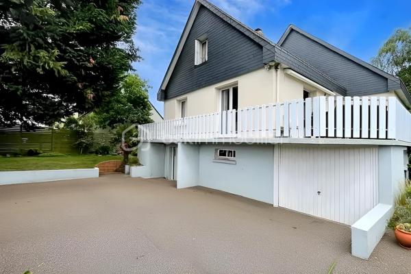 Située dans un cadre paisible et verdoyant, cette magnifique maison sur sous-sol complet offre des volumes généreux et des prestations de
qualité, idéales pour accueillir une grande famille.
Dès l'entrée, le ton est donné : l'espace s'ouvre sur une cuisine moderne, entièrement aménagée et équipée, pensée pour la convivialité.
Dans le prolongement, vous découvrirez un vaste salon-séjour baigné de lumière, où trône une cheminée à foyer fermé avec récupérateur de
chaleur, promesse de chaleureuses soirées d'hiver. Depuis cette pièce de vie, vous accédez directement à la terrasse, parfaite pour prolonger
vos journées en extérieur. Le rez-de-chaussée se complète d'un bureau fonctionnel, de deux belles chambres (dont une disposant de son
propre dressing), ainsi que d'une salle de bain tout confort avec douche à l'italienne et baignoire.
À l'étage, l'espace nuit se déploie pour offrir à chacun son intimité. Un coin détente et lecture accueille les moments calmes, desservant trois
chambres lumineuses et une salle d'eau indépendante.
Le sous-sol complet est un véritable atout pour les bricoleurs et le stockage. Accessible par une porte de garage motorisée, il abrite un grand
atelier, une buanderie, une arrière-cuisine ainsi qu'une cave.
Côté extérieur, vous profiterez d'un superbe terrain entièrement clos et arboré, véritable écrin de verdure à l'abri des regards. Techniquement
irréprochable, la maison bénéficie d'une bonne classe énergétique (D) grâce à des menuiseries en double vitrage récentes, et la toiture est
garantie sans aucune présence d'amiante.
Une opportunité rare sur le secteur, où il ne reste plus qu'à poser vos valises. À visiter sans tarder !
