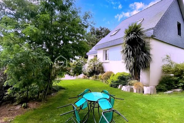 Située dans un cadre paisible et verdoyant, cette magnifique maison sur sous-sol complet offre des volumes généreux et des prestations de
qualité, idéales pour accueillir une grande famille.
Dès l'entrée, le ton est donné : l'espace s'ouvre sur une cuisine moderne, entièrement aménagée et équipée, pensée pour la convivialité.
Dans le prolongement, vous découvrirez un vaste salon-séjour baigné de lumière, où trône une cheminée à foyer fermé avec récupérateur de
chaleur, promesse de chaleureuses soirées d'hiver. Depuis cette pièce de vie, vous accédez directement à la terrasse, parfaite pour prolonger
vos journées en extérieur. Le rez-de-chaussée se complète d'un bureau fonctionnel, de deux belles chambres (dont une disposant de son
propre dressing), ainsi que d'une salle de bain tout confort avec douche à l'italienne et baignoire.
À l'étage, l'espace nuit se déploie pour offrir à chacun son intimité. Un coin détente et lecture accueille les moments calmes, desservant trois
chambres lumineuses et une salle d'eau indépendante.
Le sous-sol complet est un véritable atout pour les bricoleurs et le stockage. Accessible par une porte de garage motorisée, il abrite un grand
atelier, une buanderie, une arrière-cuisine ainsi qu'une cave.
Côté extérieur, vous profiterez d'un superbe terrain entièrement clos et arboré, véritable écrin de verdure à l'abri des regards. Techniquement
irréprochable, la maison bénéficie d'une bonne classe énergétique (D) grâce à des menuiseries en double vitrage récentes, et la toiture est
garantie sans aucune présence d'amiante.
Une opportunité rare sur le secteur, où il ne reste plus qu'à poser vos valises. À visiter sans tarder !