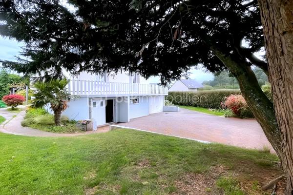 Située dans un cadre paisible et verdoyant, cette magnifique maison sur sous-sol complet offre des volumes généreux et des prestations de
qualité, idéales pour accueillir une grande famille.
Dès l'entrée, le ton est donné : l'espace s'ouvre sur une cuisine moderne, entièrement aménagée et équipée, pensée pour la convivialité.
Dans le prolongement, vous découvrirez un vaste salon-séjour baigné de lumière, où trône une cheminée à foyer fermé avec récupérateur de
chaleur, promesse de chaleureuses soirées d'hiver. Depuis cette pièce de vie, vous accédez directement à la terrasse, parfaite pour prolonger
vos journées en extérieur. Le rez-de-chaussée se complète d'un bureau fonctionnel, de deux belles chambres (dont une disposant de son
propre dressing), ainsi que d'une salle de bain tout confort avec douche à l'italienne et baignoire.
À l'étage, l'espace nuit se déploie pour offrir à chacun son intimité. Un coin détente et lecture accueille les moments calmes, desservant trois
chambres lumineuses et une salle d'eau indépendante.
Le sous-sol complet est un véritable atout pour les bricoleurs et le stockage. Accessible par une porte de garage motorisée, il abrite un grand
atelier, une buanderie, une arrière-cuisine ainsi qu'une cave.
Côté extérieur, vous profiterez d'un superbe terrain entièrement clos et arboré, véritable écrin de verdure à l'abri des regards. Techniquement
irréprochable, la maison bénéficie d'une bonne classe énergétique (D) grâce à des menuiseries en double vitrage récentes, et la toiture est
garantie sans aucune présence d'amiante.
Une opportunité rare sur le secteur, où il ne reste plus qu'à poser vos valises. À visiter sans tarder !