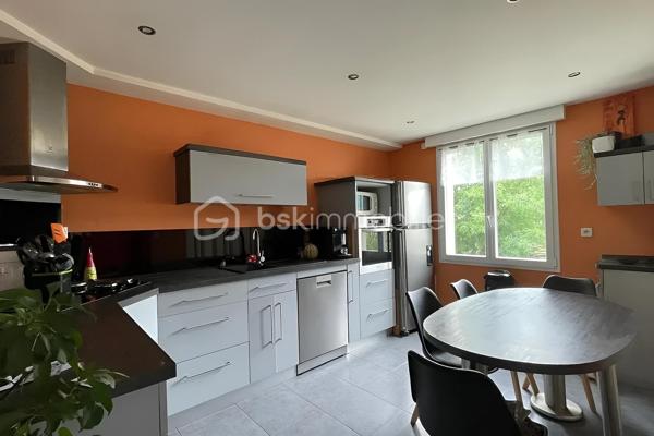 Située dans un cadre paisible et verdoyant, cette magnifique maison sur sous-sol complet offre des volumes généreux et des prestations de
qualité, idéales pour accueillir une grande famille.
Dès l'entrée, le ton est donné : l'espace s'ouvre sur une cuisine moderne, entièrement aménagée et équipée, pensée pour la convivialité.
Dans le prolongement, vous découvrirez un vaste salon-séjour baigné de lumière, où trône une cheminée à foyer fermé avec récupérateur de
chaleur, promesse de chaleureuses soirées d'hiver. Depuis cette pièce de vie, vous accédez directement à la terrasse, parfaite pour prolonger
vos journées en extérieur. Le rez-de-chaussée se complète d'un bureau fonctionnel, de deux belles chambres (dont une disposant de son
propre dressing), ainsi que d'une salle de bain tout confort avec douche à l'italienne et baignoire.
À l'étage, l'espace nuit se déploie pour offrir à chacun son intimité. Un coin détente et lecture accueille les moments calmes, desservant trois
chambres lumineuses et une salle d'eau indépendante.
Le sous-sol complet est un véritable atout pour les bricoleurs et le stockage. Accessible par une porte de garage motorisée, il abrite un grand
atelier, une buanderie, une arrière-cuisine ainsi qu'une cave.
Côté extérieur, vous profiterez d'un superbe terrain entièrement clos et arboré, véritable écrin de verdure à l'abri des regards. Techniquement
irréprochable, la maison bénéficie d'une bonne classe énergétique (D) grâce à des menuiseries en double vitrage récentes, et la toiture est
garantie sans aucune présence d'amiante.
Une opportunité rare sur le secteur, où il ne reste plus qu'à poser vos valises. À visiter sans tarder !