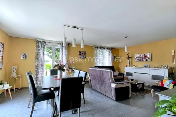 Située dans un cadre paisible et verdoyant, cette magnifique maison sur sous-sol complet offre des volumes généreux et des prestations de
qualité, idéales pour accueillir une grande famille.
Dès l'entrée, le ton est donné : l'espace s'ouvre sur une cuisine moderne, entièrement aménagée et équipée, pensée pour la convivialité.
Dans le prolongement, vous découvrirez un vaste salon-séjour baigné de lumière, où trône une cheminée à foyer fermé avec récupérateur de
chaleur, promesse de chaleureuses soirées d'hiver. Depuis cette pièce de vie, vous accédez directement à la terrasse, parfaite pour prolonger
vos journées en extérieur. Le rez-de-chaussée se complète d'un bureau fonctionnel, de deux belles chambres (dont une disposant de son
propre dressing), ainsi que d'une salle de bain tout confort avec douche à l'italienne et baignoire.
À l'étage, l'espace nuit se déploie pour offrir à chacun son intimité. Un coin détente et lecture accueille les moments calmes, desservant trois
chambres lumineuses et une salle d'eau indépendante.
Le sous-sol complet est un véritable atout pour les bricoleurs et le stockage. Accessible par une porte de garage motorisée, il abrite un grand
atelier, une buanderie, une arrière-cuisine ainsi qu'une cave.
Côté extérieur, vous profiterez d'un superbe terrain entièrement clos et arboré, véritable écrin de verdure à l'abri des regards. Techniquement
irréprochable, la maison bénéficie d'une bonne classe énergétique (D) grâce à des menuiseries en double vitrage récentes, et la toiture est
garantie sans aucune présence d'amiante.
Une opportunité rare sur le secteur, où il ne reste plus qu'à poser vos valises. À visiter sans tarder !