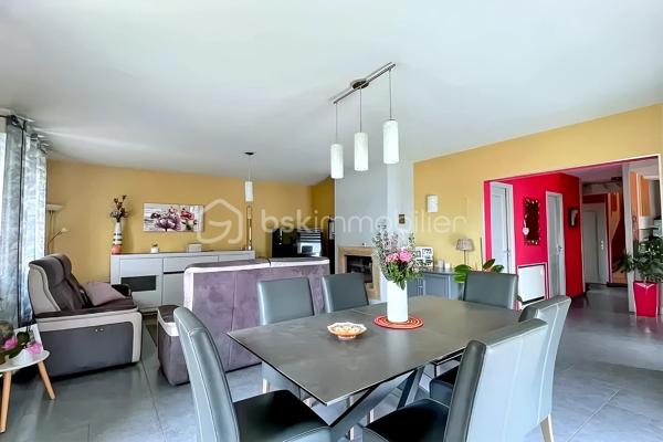 Située dans un cadre paisible et verdoyant, cette magnifique maison sur sous-sol complet offre des volumes généreux et des prestations de
qualité, idéales pour accueillir une grande famille.
Dès l'entrée, le ton est donné : l'espace s'ouvre sur une cuisine moderne, entièrement aménagée et équipée, pensée pour la convivialité.
Dans le prolongement, vous découvrirez un vaste salon-séjour baigné de lumière, où trône une cheminée à foyer fermé avec récupérateur de
chaleur, promesse de chaleureuses soirées d'hiver. Depuis cette pièce de vie, vous accédez directement à la terrasse, parfaite pour prolonger
vos journées en extérieur. Le rez-de-chaussée se complète d'un bureau fonctionnel, de deux belles chambres (dont une disposant de son
propre dressing), ainsi que d'une salle de bain tout confort avec douche à l'italienne et baignoire.
À l'étage, l'espace nuit se déploie pour offrir à chacun son intimité. Un coin détente et lecture accueille les moments calmes, desservant trois
chambres lumineuses et une salle d'eau indépendante.
Le sous-sol complet est un véritable atout pour les bricoleurs et le stockage. Accessible par une porte de garage motorisée, il abrite un grand
atelier, une buanderie, une arrière-cuisine ainsi qu'une cave.
Côté extérieur, vous profiterez d'un superbe terrain entièrement clos et arboré, véritable écrin de verdure à l'abri des regards. Techniquement
irréprochable, la maison bénéficie d'une bonne classe énergétique (D) grâce à des menuiseries en double vitrage récentes, et la toiture est
garantie sans aucune présence d'amiante.
Une opportunité rare sur le secteur, où il ne reste plus qu'à poser vos valises. À visiter sans tarder !