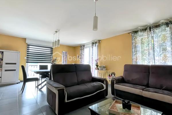 Située dans un cadre paisible et verdoyant, cette magnifique maison sur sous-sol complet offre des volumes généreux et des prestations de
qualité, idéales pour accueillir une grande famille.
Dès l'entrée, le ton est donné : l'espace s'ouvre sur une cuisine moderne, entièrement aménagée et équipée, pensée pour la convivialité.
Dans le prolongement, vous découvrirez un vaste salon-séjour baigné de lumière, où trône une cheminée à foyer fermé avec récupérateur de
chaleur, promesse de chaleureuses soirées d'hiver. Depuis cette pièce de vie, vous accédez directement à la terrasse, parfaite pour prolonger
vos journées en extérieur. Le rez-de-chaussée se complète d'un bureau fonctionnel, de deux belles chambres (dont une disposant de son
propre dressing), ainsi que d'une salle de bain tout confort avec douche à l'italienne et baignoire.
À l'étage, l'espace nuit se déploie pour offrir à chacun son intimité. Un coin détente et lecture accueille les moments calmes, desservant trois
chambres lumineuses et une salle d'eau indépendante.
Le sous-sol complet est un véritable atout pour les bricoleurs et le stockage. Accessible par une porte de garage motorisée, il abrite un grand
atelier, une buanderie, une arrière-cuisine ainsi qu'une cave.
Côté extérieur, vous profiterez d'un superbe terrain entièrement clos et arboré, véritable écrin de verdure à l'abri des regards. Techniquement
irréprochable, la maison bénéficie d'une bonne classe énergétique (D) grâce à des menuiseries en double vitrage récentes, et la toiture est
garantie sans aucune présence d'amiante.
Une opportunité rare sur le secteur, où il ne reste plus qu'à poser vos valises. À visiter sans tarder !