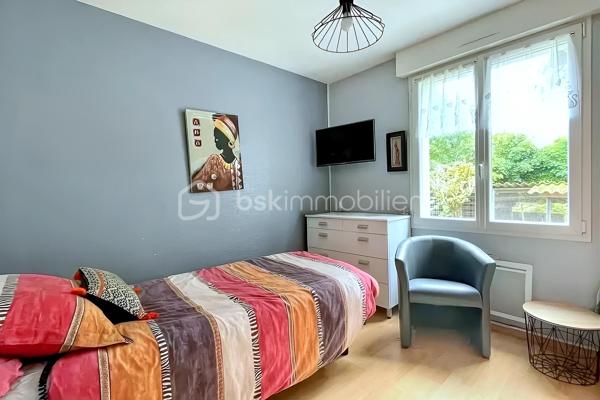 Située dans un cadre paisible et verdoyant, cette magnifique maison sur sous-sol complet offre des volumes généreux et des prestations de
qualité, idéales pour accueillir une grande famille.
Dès l'entrée, le ton est donné : l'espace s'ouvre sur une cuisine moderne, entièrement aménagée et équipée, pensée pour la convivialité.
Dans le prolongement, vous découvrirez un vaste salon-séjour baigné de lumière, où trône une cheminée à foyer fermé avec récupérateur de
chaleur, promesse de chaleureuses soirées d'hiver. Depuis cette pièce de vie, vous accédez directement à la terrasse, parfaite pour prolonger
vos journées en extérieur. Le rez-de-chaussée se complète d'un bureau fonctionnel, de deux belles chambres (dont une disposant de son
propre dressing), ainsi que d'une salle de bain tout confort avec douche à l'italienne et baignoire.
À l'étage, l'espace nuit se déploie pour offrir à chacun son intimité. Un coin détente et lecture accueille les moments calmes, desservant trois
chambres lumineuses et une salle d'eau indépendante.
Le sous-sol complet est un véritable atout pour les bricoleurs et le stockage. Accessible par une porte de garage motorisée, il abrite un grand
atelier, une buanderie, une arrière-cuisine ainsi qu'une cave.
Côté extérieur, vous profiterez d'un superbe terrain entièrement clos et arboré, véritable écrin de verdure à l'abri des regards. Techniquement
irréprochable, la maison bénéficie d'une bonne classe énergétique (D) grâce à des menuiseries en double vitrage récentes, et la toiture est
garantie sans aucune présence d'amiante.
Une opportunité rare sur le secteur, où il ne reste plus qu'à poser vos valises. À visiter sans tarder !