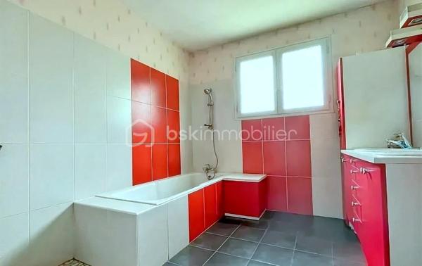 Située dans un cadre paisible et verdoyant, cette magnifique maison sur sous-sol complet offre des volumes généreux et des prestations de
qualité, idéales pour accueillir une grande famille.
Dès l'entrée, le ton est donné : l'espace s'ouvre sur une cuisine moderne, entièrement aménagée et équipée, pensée pour la convivialité.
Dans le prolongement, vous découvrirez un vaste salon-séjour baigné de lumière, où trône une cheminée à foyer fermé avec récupérateur de
chaleur, promesse de chaleureuses soirées d'hiver. Depuis cette pièce de vie, vous accédez directement à la terrasse, parfaite pour prolonger
vos journées en extérieur. Le rez-de-chaussée se complète d'un bureau fonctionnel, de deux belles chambres (dont une disposant de son
propre dressing), ainsi que d'une salle de bain tout confort avec douche à l'italienne et baignoire.
À l'étage, l'espace nuit se déploie pour offrir à chacun son intimité. Un coin détente et lecture accueille les moments calmes, desservant trois
chambres lumineuses et une salle d'eau indépendante.
Le sous-sol complet est un véritable atout pour les bricoleurs et le stockage. Accessible par une porte de garage motorisée, il abrite un grand
atelier, une buanderie, une arrière-cuisine ainsi qu'une cave.
Côté extérieur, vous profiterez d'un superbe terrain entièrement clos et arboré, véritable écrin de verdure à l'abri des regards. Techniquement
irréprochable, la maison bénéficie d'une bonne classe énergétique (D) grâce à des menuiseries en double vitrage récentes, et la toiture est
garantie sans aucune présence d'amiante.
Une opportunité rare sur le secteur, où il ne reste plus qu'à poser vos valises. À visiter sans tarder !