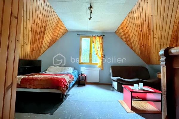 Située dans un cadre paisible et verdoyant, cette magnifique maison sur sous-sol complet offre des volumes généreux et des prestations de
qualité, idéales pour accueillir une grande famille.
Dès l'entrée, le ton est donné : l'espace s'ouvre sur une cuisine moderne, entièrement aménagée et équipée, pensée pour la convivialité.
Dans le prolongement, vous découvrirez un vaste salon-séjour baigné de lumière, où trône une cheminée à foyer fermé avec récupérateur de
chaleur, promesse de chaleureuses soirées d'hiver. Depuis cette pièce de vie, vous accédez directement à la terrasse, parfaite pour prolonger
vos journées en extérieur. Le rez-de-chaussée se complète d'un bureau fonctionnel, de deux belles chambres (dont une disposant de son
propre dressing), ainsi que d'une salle de bain tout confort avec douche à l'italienne et baignoire.
À l'étage, l'espace nuit se déploie pour offrir à chacun son intimité. Un coin détente et lecture accueille les moments calmes, desservant trois
chambres lumineuses et une salle d'eau indépendante.
Le sous-sol complet est un véritable atout pour les bricoleurs et le stockage. Accessible par une porte de garage motorisée, il abrite un grand
atelier, une buanderie, une arrière-cuisine ainsi qu'une cave.
Côté extérieur, vous profiterez d'un superbe terrain entièrement clos et arboré, véritable écrin de verdure à l'abri des regards. Techniquement
irréprochable, la maison bénéficie d'une bonne classe énergétique (D) grâce à des menuiseries en double vitrage récentes, et la toiture est
garantie sans aucune présence d'amiante.
Une opportunité rare sur le secteur, où il ne reste plus qu'à poser vos valises. À visiter sans tarder !
