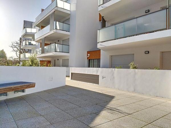Bel Appartement de 45 m2 + terrasse + parking, de 2024, jamais habité, situé dans un quartier résidentiel récent, très calme, à seulement 500 m du centre-ville de Lorient et 4 min à pied de la gare TGV