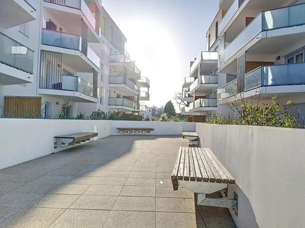 Bel Appartement de 45 m2 + terrasse + parking, de 2024, jamais habité, situé dans un quartier résidentiel récent, très calme, à seulement 500 m du centre-ville de Lorient et 4 min à pied de la gare TGV
