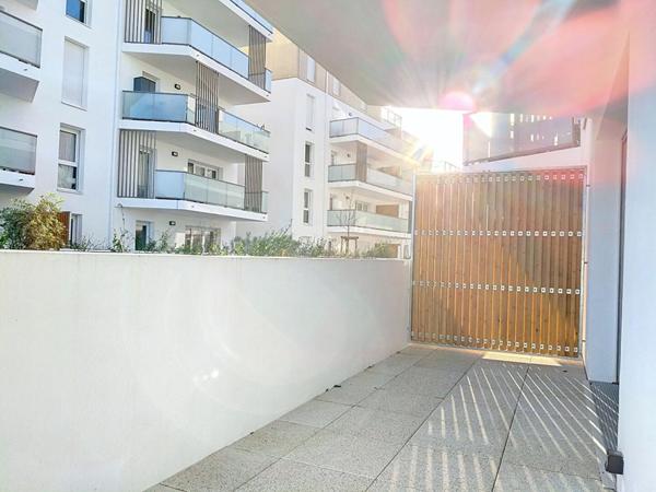 Bel Appartement de 45 m2 + terrasse + parking, de 2024, jamais habité, situé dans un quartier résidentiel récent, très calme, à seulement 500 m du centre-ville de Lorient et 4 min à pied de la gare TGV