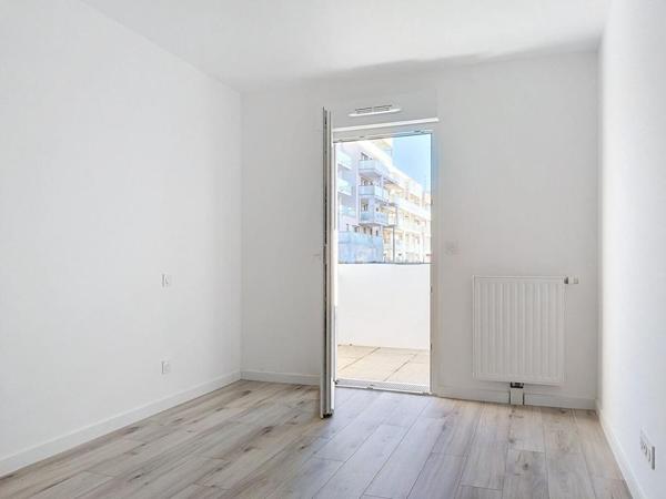 Bel Appartement de 45 m2 + terrasse + parking, de 2024, jamais habité, situé dans un quartier résidentiel récent, très calme, à seulement 500 m du centre-ville de Lorient et 4 min à pied de la gare TGV
