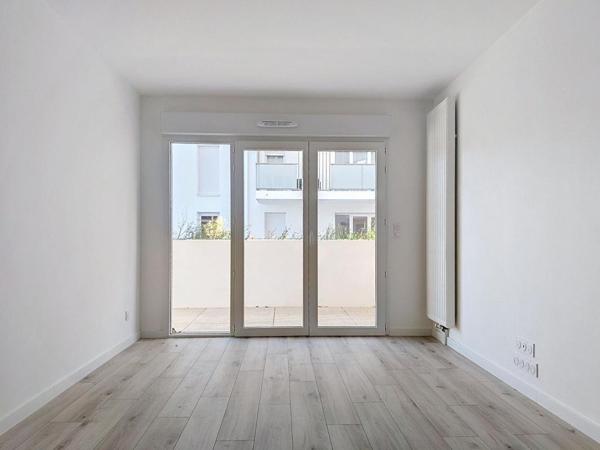 Bel Appartement de 45 m2 + terrasse + parking, de 2024, jamais habité, situé dans un quartier résidentiel récent, très calme, à seulement 500 m du centre-ville de Lorient et 4 min à pied de la gare TGV