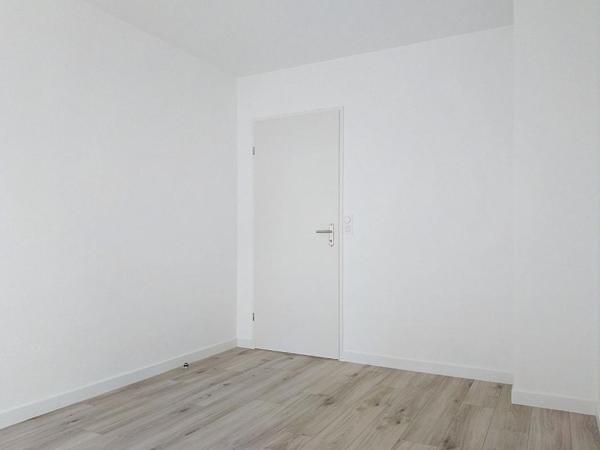 Bel Appartement de 45 m2 + terrasse + parking, de 2024, jamais habité, situé dans un quartier résidentiel récent, très calme, à seulement 500 m du centre-ville de Lorient et 4 min à pied de la gare TGV