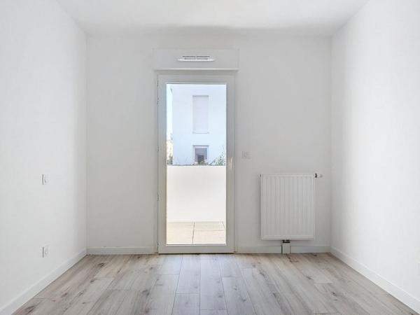 Bel Appartement de 45 m2 + terrasse + parking, de 2024, jamais habité, situé dans un quartier résidentiel récent, très calme, à seulement 500 m du centre-ville de Lorient et 4 min à pied de la gare TGV