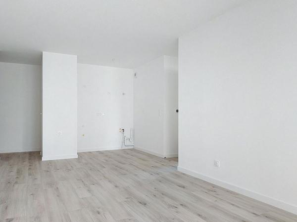 Bel Appartement de 45 m2 + terrasse + parking, de 2024, jamais habité, situé dans un quartier résidentiel récent, très calme, à seulement 500 m du centre-ville de Lorient et 4 min à pied de la gare TGV