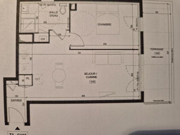 Bel Appartement de 45 m2 + terrasse + parking, de 2024, jamais habité, situé dans un quartier résidentiel récent, très calme, à seulement 500 m du centre-ville de Lorient et 4 min à pied de la gare TGV