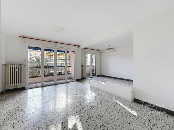 HYERES CENTRE VILLE T/3 AVEC BALCON, PARKING ET CAVE