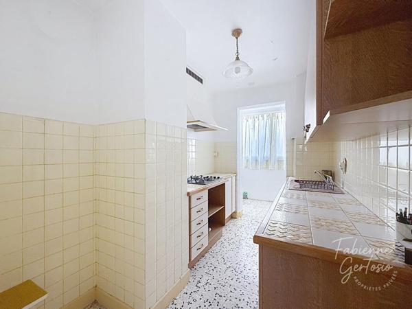 HYERES CENTRE VILLE T/3 AVEC BALCON, PARKING ET CAVE