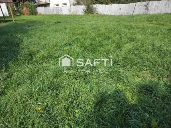 Belle situation avec ce terrain à bâtir de 502 m2, situé dans un secteur calme et résidentiel, sur les hauteurs de Ternay.