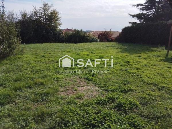 Belle situation avec ce terrain à bâtir de 502 m2, situé dans un secteur calme et résidentiel, sur les hauteurs de Ternay.