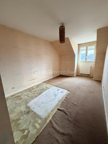 Venez découvrir cet appartement de 2 chambres en duplex situé proche du centre ville de Savigny Le Temple , sans voisin au dessus 
Cet appartement est situé au 1e étage , avec un box en dessous, pour y garer votre voiture ou y ranger de nombreuses choses.
L'entrée s'ouvre sur une cuisine, un toilette et un salon.
A l'étage vous trouverez une salle de bain, 2 chambres, un toilette  et des combles 
Grand balcon bien exposé 

Gros potentiel
Des travaux sont à prévoir