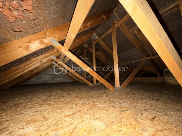 Venez découvrir cet appartement de 2 chambres en duplex situé proche du centre ville de Savigny Le Temple , sans voisin au dessus 
Cet appartement est situé au 1e étage , avec un box en dessous, pour y garer votre voiture ou y ranger de nombreuses choses.
L'entrée s'ouvre sur une cuisine, un toilette et un salon.
A l'étage vous trouverez une salle de bain, 2 chambres, un toilette  et des combles 
Grand balcon bien exposé 

Gros potentiel
Des travaux sont à prévoir
