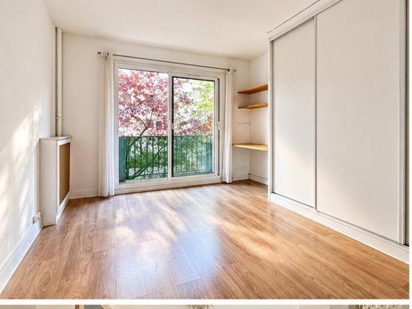 Grand studio avec balcon, cuisine séparée et cave