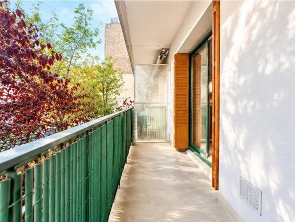 Grand studio avec balcon, cuisine séparée et cave