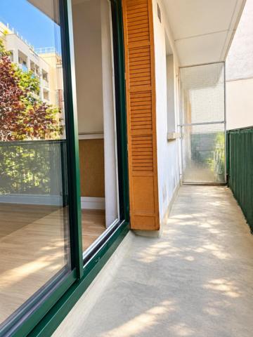 Grand studio avec balcon, cuisine séparée et cave