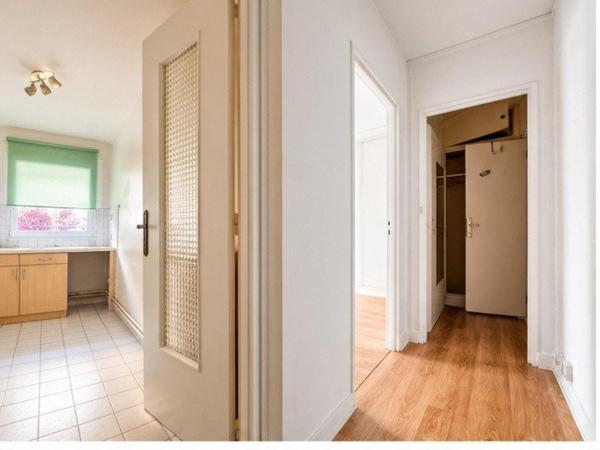 Grand studio avec balcon, cuisine séparée et cave