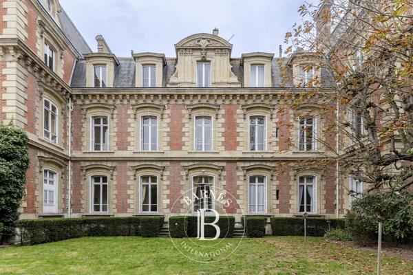 Saint-Germain-en-Laye, Hôtel particulier 15 Chambres -  755 m² à vendre