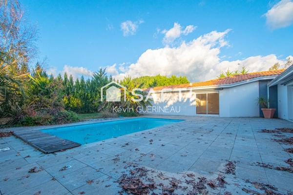 Maison de plain pied, 5 chambres, garage, jardin et piscine
