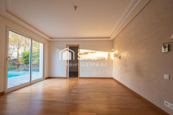 Maison de plain pied, 5 chambres, garage, jardin et piscine