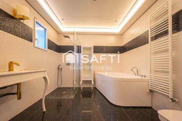 Maison de plain pied, 5 chambres, garage, jardin et piscine