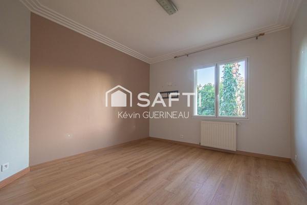 Maison de plain pied, 5 chambres, garage, jardin et piscine