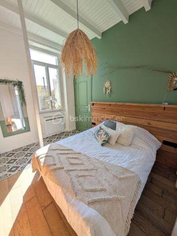 ET SI VOUS AVIEZ TROUVÉ VOTRE PARENTHÈSE ?

Il y a des maisons que l’on visite.
Et puis il y a celles dans lesquelles on s’imagine déjà vivre.

Ici, on ouvre la porte sur une pièce de vie lumineuse et chaleureuse, où le salon, le séjour et la cuisine entièrement aménagée et équipée se partagent un même espace convivial.
Une chambre avec dressing, une salle d’eau… et surtout des volumes qui laissent entrevoir d’autres possibilités. La création d’une mezzanine peut notamment être envisagée pour imaginer un espace supplémentaire : bureau, coin nuit, lecture… à chacun de se l’approprier, sous réserve de faisabilité (photo non contractuelle, donnée à titre d'exemple).

Puis on passe dehors.
Et là, l’ambiance change.
À l’abri des regards, le jardin a été entièrement imaginé comme une véritable extension de la maison.
Du bois sous les pieds, une végétation aux accents exotiques, un coin pour déjeuner, un autre pour ralentir… La piscine semi-enterrée 3 x 2 m attend les journées d’été, tandis que le jacuzzi 8 places invite à prolonger les soirées.
Pas besoin de choisir entre profiter de son extérieur et passer son temps à l’entretenir : gazon synthétique et aménagements ont justement été pensés pour simplifier le quotidien. La piscine bénéficie également d’une couverture à barres, facilitant son entretien et contribuant à sécuriser l'espace.

Et demain matin ?
Quelques minutes à pied suffisent pour rejoindre la gare ou les commerces de proximité.
54 m² pensés pour vivre simplement, recevoir, profiter… et avoir la sensation de s’évader sans partir de chez soi.

Maison • 1 chambre • grande pièce de vie • cuisine équipée • jardin sans vis-à-vis • terrasse bois • piscine • jacuzzi • pergola 
gare à 5 min à pied • commerces à proximité • potentiel mezzanine

Vous vous y voyez déjà ?
Alors venez découvrir la suite sur place.