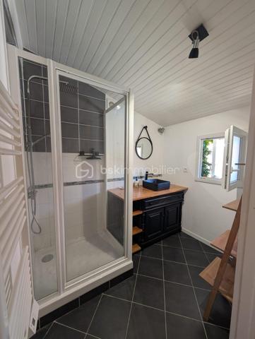 ET SI VOUS AVIEZ TROUVÉ VOTRE PARENTHÈSE ?

Il y a des maisons que l’on visite.
Et puis il y a celles dans lesquelles on s’imagine déjà vivre.

Ici, on ouvre la porte sur une pièce de vie lumineuse et chaleureuse, où le salon, le séjour et la cuisine entièrement aménagée et équipée se partagent un même espace convivial.
Une chambre avec dressing, une salle d’eau… et surtout des volumes qui laissent entrevoir d’autres possibilités. La création d’une mezzanine peut notamment être envisagée pour imaginer un espace supplémentaire : bureau, coin nuit, lecture… à chacun de se l’approprier, sous réserve de faisabilité (photo non contractuelle, donnée à titre d'exemple).

Puis on passe dehors.
Et là, l’ambiance change.
À l’abri des regards, le jardin a été entièrement imaginé comme une véritable extension de la maison.
Du bois sous les pieds, une végétation aux accents exotiques, un coin pour déjeuner, un autre pour ralentir… La piscine semi-enterrée 3 x 2 m attend les journées d’été, tandis que le jacuzzi 8 places invite à prolonger les soirées.
Pas besoin de choisir entre profiter de son extérieur et passer son temps à l’entretenir : gazon synthétique et aménagements ont justement été pensés pour simplifier le quotidien. La piscine bénéficie également d’une couverture à barres, facilitant son entretien et contribuant à sécuriser l'espace.

Et demain matin ?
Quelques minutes à pied suffisent pour rejoindre la gare ou les commerces de proximité.
54 m² pensés pour vivre simplement, recevoir, profiter… et avoir la sensation de s’évader sans partir de chez soi.

Maison • 1 chambre • grande pièce de vie • cuisine équipée • jardin sans vis-à-vis • terrasse bois • piscine • jacuzzi • pergola 
gare à 5 min à pied • commerces à proximité • potentiel mezzanine

Vous vous y voyez déjà ?
Alors venez découvrir la suite sur place.