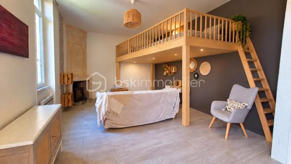 ET SI VOUS AVIEZ TROUVÉ VOTRE PARENTHÈSE ?

Il y a des maisons que l’on visite.
Et puis il y a celles dans lesquelles on s’imagine déjà vivre.

Ici, on ouvre la porte sur une pièce de vie lumineuse et chaleureuse, où le salon, le séjour et la cuisine entièrement aménagée et équipée se partagent un même espace convivial.
Une chambre avec dressing, une salle d’eau… et surtout des volumes qui laissent entrevoir d’autres possibilités. La création d’une mezzanine peut notamment être envisagée pour imaginer un espace supplémentaire : bureau, coin nuit, lecture… à chacun de se l’approprier, sous réserve de faisabilité (photo non contractuelle, donnée à titre d'exemple).

Puis on passe dehors.
Et là, l’ambiance change.
À l’abri des regards, le jardin a été entièrement imaginé comme une véritable extension de la maison.
Du bois sous les pieds, une végétation aux accents exotiques, un coin pour déjeuner, un autre pour ralentir… La piscine semi-enterrée 3 x 2 m attend les journées d’été, tandis que le jacuzzi 8 places invite à prolonger les soirées.
Pas besoin de choisir entre profiter de son extérieur et passer son temps à l’entretenir : gazon synthétique et aménagements ont justement été pensés pour simplifier le quotidien. La piscine bénéficie également d’une couverture à barres, facilitant son entretien et contribuant à sécuriser l'espace.

Et demain matin ?
Quelques minutes à pied suffisent pour rejoindre la gare ou les commerces de proximité.
54 m² pensés pour vivre simplement, recevoir, profiter… et avoir la sensation de s’évader sans partir de chez soi.

Maison • 1 chambre • grande pièce de vie • cuisine équipée • jardin sans vis-à-vis • terrasse bois • piscine • jacuzzi • pergola 
gare à 5 min à pied • commerces à proximité • potentiel mezzanine

Vous vous y voyez déjà ?
Alors venez découvrir la suite sur place.
