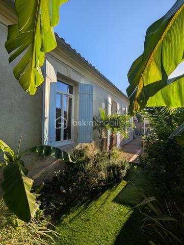 ET SI VOUS AVIEZ TROUVÉ VOTRE PARENTHÈSE ?

Il y a des maisons que l’on visite.
Et puis il y a celles dans lesquelles on s’imagine déjà vivre.

Ici, on ouvre la porte sur une pièce de vie lumineuse et chaleureuse, où le salon, le séjour et la cuisine entièrement aménagée et équipée se partagent un même espace convivial.
Une chambre avec dressing, une salle d’eau… et surtout des volumes qui laissent entrevoir d’autres possibilités. La création d’une mezzanine peut notamment être envisagée pour imaginer un espace supplémentaire : bureau, coin nuit, lecture… à chacun de se l’approprier, sous réserve de faisabilité (photo non contractuelle, donnée à titre d'exemple).

Puis on passe dehors.
Et là, l’ambiance change.
À l’abri des regards, le jardin a été entièrement imaginé comme une véritable extension de la maison.
Du bois sous les pieds, une végétation aux accents exotiques, un coin pour déjeuner, un autre pour ralentir… La piscine semi-enterrée 3 x 2 m attend les journées d’été, tandis que le jacuzzi 8 places invite à prolonger les soirées.
Pas besoin de choisir entre profiter de son extérieur et passer son temps à l’entretenir : gazon synthétique et aménagements ont justement été pensés pour simplifier le quotidien. La piscine bénéficie également d’une couverture à barres, facilitant son entretien et contribuant à sécuriser l'espace.

Et demain matin ?
Quelques minutes à pied suffisent pour rejoindre la gare ou les commerces de proximité.
54 m² pensés pour vivre simplement, recevoir, profiter… et avoir la sensation de s’évader sans partir de chez soi.

Maison • 1 chambre • grande pièce de vie • cuisine équipée • jardin sans vis-à-vis • terrasse bois • piscine • jacuzzi • pergola 
gare à 5 min à pied • commerces à proximité • potentiel mezzanine

Vous vous y voyez déjà ?
Alors venez découvrir la suite sur place.