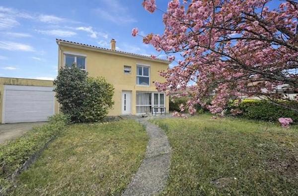 PESSAC, maison à étage avec 4 chambres sur 1172m² de jardin avec garage