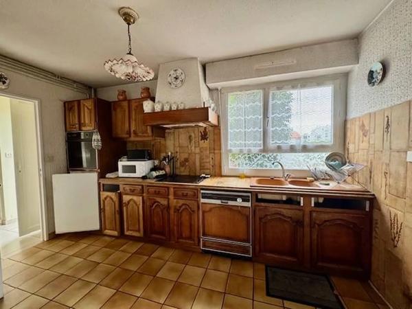 PESSAC, maison à étage avec 4 chambres sur 1172m² de jardin avec garage
