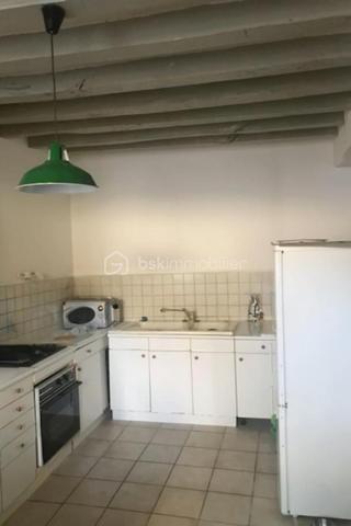 Une maison de ville lumineuse située dans le joli village de boulleret (cher) de 6 pièces de plus de 150 m² à moins
de dix minutes en voiture de Cosne-cours sur Loire et à quelques minutes des pistes cyclables bordant la loire. Le tout est agrémenté d’un garage de plus de 30 m2 et d’un terrain de 257m2 parfait pour se relaxer et profiter des beaux jours.

Bel agencement pour cette maison à deux niveaux offrant une entrée au rez-de-chaussée avec, salon, une salle à manger lumineuse, une cuisine, deux chambres, une salle de bain et un WC.
Au premier étage, deux chambres en enfilade viennent compléter ce bien.
Des travaux de rénovation sont à prévoir afin d’optimiser au mieux le gros potentiel de ce bien.
TOUT DOSSIER POURRA ETRE VERIFIÉ AVANT VISITE, 
Pas sérieux s’abstenir