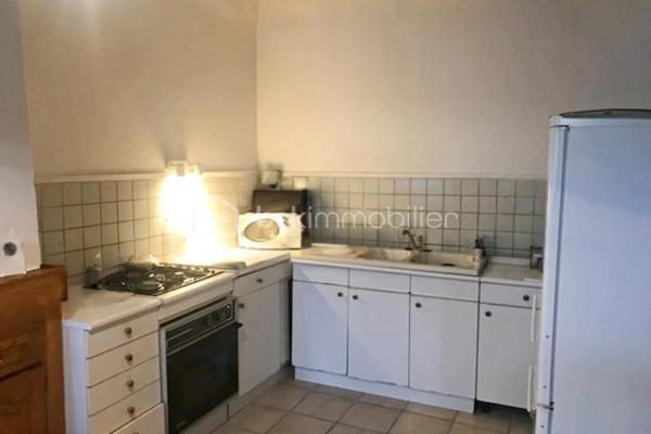 Une maison de ville lumineuse située dans le joli village de boulleret (cher) de 6 pièces de plus de 150 m² à moins
de dix minutes en voiture de Cosne-cours sur Loire et à quelques minutes des pistes cyclables bordant la loire. Le tout est agrémenté d’un garage de plus de 30 m2 et d’un terrain de 257m2 parfait pour se relaxer et profiter des beaux jours.

Bel agencement pour cette maison à deux niveaux offrant une entrée au rez-de-chaussée avec, salon, une salle à manger lumineuse, une cuisine, deux chambres, une salle de bain et un WC.
Au premier étage, deux chambres en enfilade viennent compléter ce bien.
Des travaux de rénovation sont à prévoir afin d’optimiser au mieux le gros potentiel de ce bien.
TOUT DOSSIER POURRA ETRE VERIFIÉ AVANT VISITE, 
Pas sérieux s’abstenir
