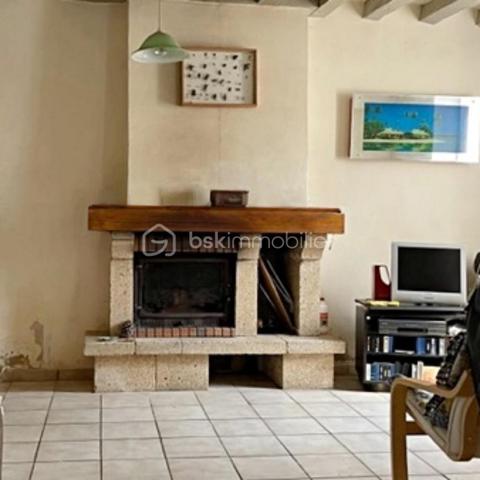 Une maison de ville lumineuse située dans le joli village de boulleret (cher) de 6 pièces de plus de 150 m² à moins
de dix minutes en voiture de Cosne-cours sur Loire et à quelques minutes des pistes cyclables bordant la loire. Le tout est agrémenté d’un garage de plus de 30 m2 et d’un terrain de 257m2 parfait pour se relaxer et profiter des beaux jours.

Bel agencement pour cette maison à deux niveaux offrant une entrée au rez-de-chaussée avec, salon, une salle à manger lumineuse, une cuisine, deux chambres, une salle de bain et un WC.
Au premier étage, deux chambres en enfilade viennent compléter ce bien.
Des travaux de rénovation sont à prévoir afin d’optimiser au mieux le gros potentiel de ce bien.
TOUT DOSSIER POURRA ETRE VERIFIÉ AVANT VISITE, 
Pas sérieux s’abstenir