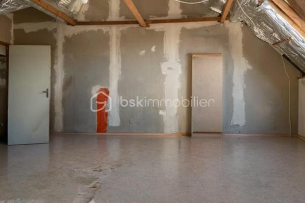 Une maison de ville lumineuse située dans le joli village de boulleret (cher) de 6 pièces de plus de 150 m² à moins
de dix minutes en voiture de Cosne-cours sur Loire et à quelques minutes des pistes cyclables bordant la loire. Le tout est agrémenté d’un garage de plus de 30 m2 et d’un terrain de 257m2 parfait pour se relaxer et profiter des beaux jours.

Bel agencement pour cette maison à deux niveaux offrant une entrée au rez-de-chaussée avec, salon, une salle à manger lumineuse, une cuisine, deux chambres, une salle de bain et un WC.
Au premier étage, deux chambres en enfilade viennent compléter ce bien.
Des travaux de rénovation sont à prévoir afin d’optimiser au mieux le gros potentiel de ce bien.
TOUT DOSSIER POURRA ETRE VERIFIÉ AVANT VISITE, 
Pas sérieux s’abstenir