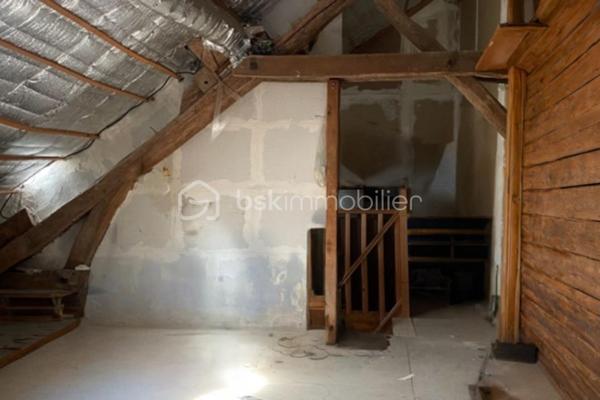 Une maison de ville lumineuse située dans le joli village de boulleret (cher) de 6 pièces de plus de 150 m² à moins
de dix minutes en voiture de Cosne-cours sur Loire et à quelques minutes des pistes cyclables bordant la loire. Le tout est agrémenté d’un garage de plus de 30 m2 et d’un terrain de 257m2 parfait pour se relaxer et profiter des beaux jours.

Bel agencement pour cette maison à deux niveaux offrant une entrée au rez-de-chaussée avec, salon, une salle à manger lumineuse, une cuisine, deux chambres, une salle de bain et un WC.
Au premier étage, deux chambres en enfilade viennent compléter ce bien.
Des travaux de rénovation sont à prévoir afin d’optimiser au mieux le gros potentiel de ce bien.
TOUT DOSSIER POURRA ETRE VERIFIÉ AVANT VISITE, 
Pas sérieux s’abstenir