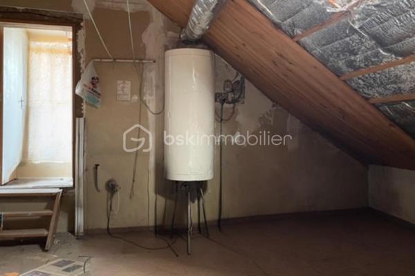 Une maison de ville lumineuse située dans le joli village de boulleret (cher) de 6 pièces de plus de 150 m² à moins
de dix minutes en voiture de Cosne-cours sur Loire et à quelques minutes des pistes cyclables bordant la loire. Le tout est agrémenté d’un garage de plus de 30 m2 et d’un terrain de 257m2 parfait pour se relaxer et profiter des beaux jours.

Bel agencement pour cette maison à deux niveaux offrant une entrée au rez-de-chaussée avec, salon, une salle à manger lumineuse, une cuisine, deux chambres, une salle de bain et un WC.
Au premier étage, deux chambres en enfilade viennent compléter ce bien.
Des travaux de rénovation sont à prévoir afin d’optimiser au mieux le gros potentiel de ce bien.
TOUT DOSSIER POURRA ETRE VERIFIÉ AVANT VISITE, 
Pas sérieux s’abstenir